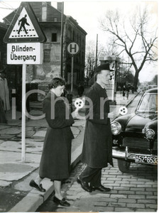 1954 MÜNCHEN - Blinds crossing the street with their new hand-signal *Photo