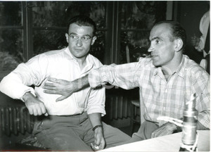 1953 LUGANO CICLISMO - Fiorenzo MAGNI tocca l'ingessatura di Giorgio ALBANI