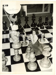 1956 LONDON Mechanical Handling Exhibition - Margaret SMITH among giant chessmen