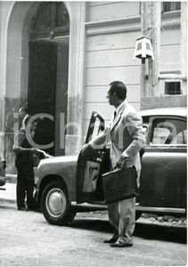 1954 ROMA CASO MONTESI - Piero PICCIONI all'uscita dallo studio del suo avvocato