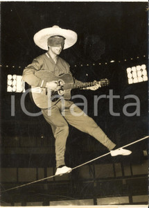 1963 PARIS Gala Union des Artistes - Marcel AMONT funambule joue "Le Mexicain"