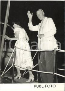 1954 SANTA MARGHERITA LIGURE Duca di WINDSOR e Wallis SIMPSON sul "Calisto" Foto Fotografia d'epoca con didascalia coeva al verso. FAIR/discreto sovraimpressione lineare al lato sinistro, sovraimpressione circolare e difetti di stampa Formato: 13x18 cm originale e autentica 1