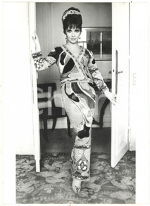 1967 LONDON Gina LOLLOBRIGIDA indossa abito di Emilio PUCCI per un ricevimento