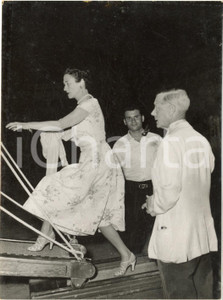 1954 SANTA MARGHERITA LIGURE I duchi di WINDSOR si imbarcano sul CALISTO *Foto Fotografia d'epoca con didascalia coeva al verso.CONDIZIONI: FAIR (lieve sovraimpressione, difetti di stampa e residui di polvere)FORMATO: 13x18 cm     originale e autentica 1