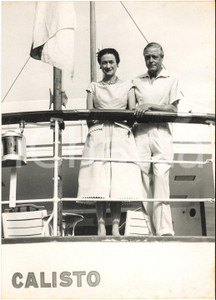 1955 PORTOFINO Arrivo Duca di WINDSOR e Wallis SIMPSON sul panfilo CALISTO *Foto Fotografia d'epoca con didascalia coeva al verso.CONDIZIONI: FAIR (increspatura al lato destro, macchie marginali e difetti di stampa)FORMATO: 13x18 cm     originale e autentica 1