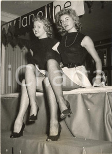 1954 PARIS MODE Mannequins présentent nouveaux bas avec de la lanoline *Photo