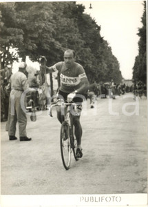 1953 CICLISMO GIRO D'ITALIA NOGARA - Rifornimento per Fiorenzo MAGNI *Foto 13x18