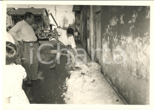 1955 ca LEINI (TO) Violenta grandinata - I cittadini spalano i chicchi - Foto