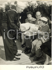 1954 GENOVA Bambina poliomielitica tra i marinai della nave NEWPORT *DANNEGGIATA