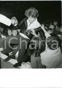 1967 CANTAEUROPA - Ricky SHAYNE tra la folla di ammiratori *Foto 13x18