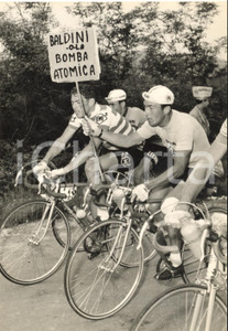 1959 CICLISMO GIRO D'ITALIA Charly GAUL tifa per Ercole BALDINI *Foto 13x18 cm