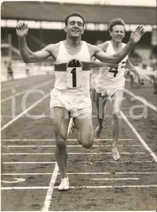 1959 LONDON Three Mile race - L. MULLER beats Bruce TULLOH bare foot *Photo