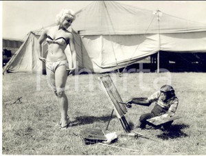 1958 UK Billy Smart's touring Circus - Chimpanzee CONDA as a painter *Photo