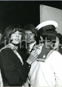 1969 CANTAGIRO - Caterina CASELLI firma autografi sulle spalle di un marinaio