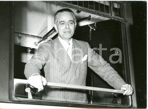 1955 ROMA Stazione Termini - On. Gaetano MARTINO in partenza per Parigi *Foto