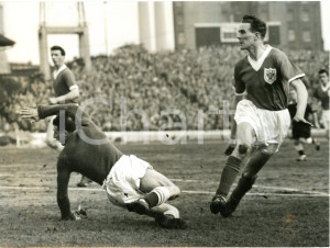 1959 LONDON - FOOTBALL Blackpool-Chelsea - Reg MATTHEWS beaten by Dave DURIE