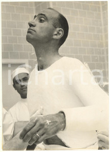 1956 MILANO - CICLISMO Fiorenzo MAGNI ingessato dopo frattura della clavicola