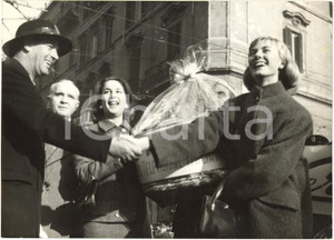 1957 ROMA Befana del Vigile - Emma DANIELI consegna i doni della RAI *Foto