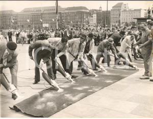 1953 HAMBURG Jungfernstieg - Men using a vacuum cleaner for a contest - Photo