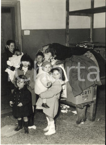 1968 MILANO Stazione Centrale - Arrivo sfollati del TERREMOTO DEL BELICE *Foto