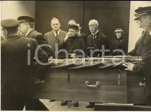 1960 NEUILLY - Levée du corps du duc Maurice DE BROGLIE - La famille Photo