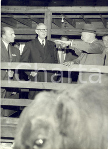 1960 GETTYSBURG Dwight EISENHOWER mostra la stalla modello a Charles DE GAULLE