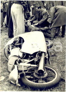 1955 ca MODENA MOTOCICLISMO Alfredo MILANI dopo l'incidente - Foto 13x18 cm