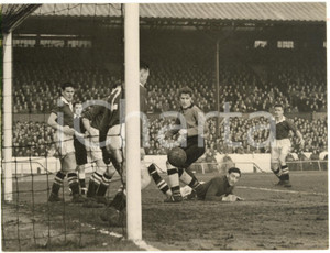1954 LONDON FOOTBALL Chelsea-Wolverhampton Wanderers 4-2 - Chick THOMSON down