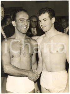 1959 LONDON BOXE Bantamweight - Freddie GILROY and Mario D'AGATA at the weigh-in