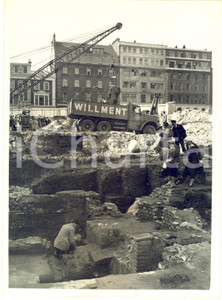 1954 LONDON Roman temple ruins excavated near Mansion House *Photo 15x20