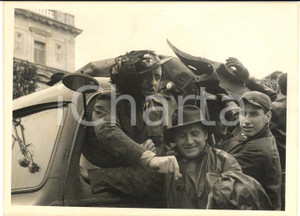1954 TRIESTE ITALIANA Cittadini in festa accolgono i bersaglieri - Foto 18x13 Fotografia d'epoca, con didascalia dattiloscritta coeva.CONDIZIONI: FAIR (lieve sovraimpressione e macchie)FORMATO: 18x13 cm     originale e autentica 1