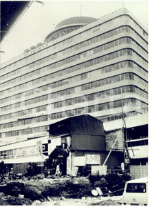 1968 TOKYO (JAPAN) Baracca di un pescivendolo vicino a un grattacielo *Foto