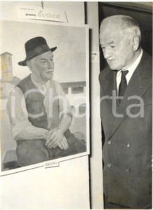 1962 SOTTO IL MONTE Fratello di papa Giovanni XXIII con il proprio ritratto