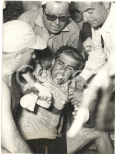 1957 CICLISMO TOUR DE FRANCE Federico BAHAMONTES disperato per il ritiro *Foto