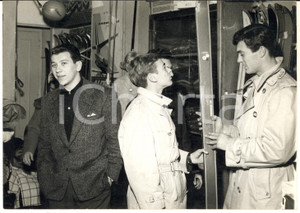 1960 ca TORINO Giancarlo DANOVA e Lido VIERI in un negozio di articoli sportivi