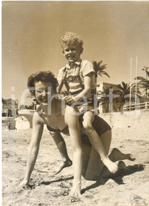 1954 FESTIVAL DI CANNES Kjell SUCKSDORFF gioca in spiaggia con la madre - Foto