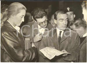 1958 ROMA Olghina di ROBILANT saluta Peter Howard VANDERBILT alla stazione *Foto
