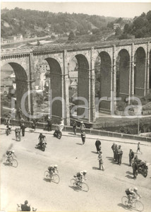 1960 TOUR DE FRANCE Etape SAINT MALO-LORIENT - Coureurs au viaduc de DINAN