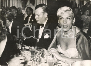1946 (1955 ca) CANNES Harold RUSSELL Lizabeth SCOTT a cena al Grand Palais