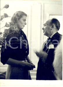 1956 PARIS Ingrid BERGMAN Roger FERDINAND durante la prima di "The et sympathie"