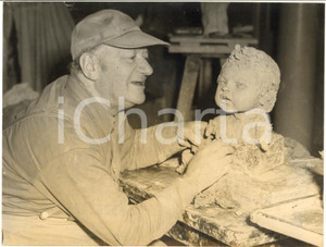 1953 LONDON Sculptor Jacob EPSTEIN at work in his studio - DAMAGED photo 20x15