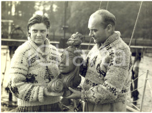 1953 PORT HAMBLE Scientist Bohdan MEDUSA CWILONG examine a Maori figurehead
