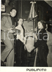 1953 ROMA Partenza studenti liceo "Torricelli" per Vienna con l'acqua del Tevere