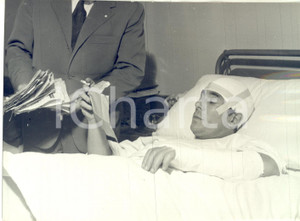 1953 CALCIO MILANO INTER Benito LORENZI in ospedale dopo un infortunio - Foto