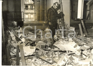 1961 BOURSE DE PARIS Attentat au plastic - Pompier au milieu des débris *Photo