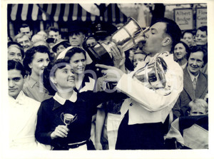 1954 LONDON BATTERSEA Festival Gardens - Waiters and Waitresses race *Photo
