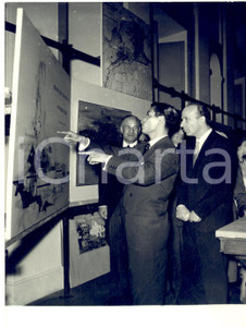 1958 ROMA Ministro Guido CARLI inaugura mostra artisti Accademia di Francia
