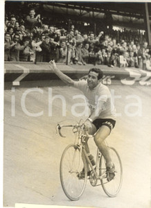 1960 PARIS CICLISMO TOUR DE FRANCE Vincitore Gastone NENCINI fa il giro d'onore
