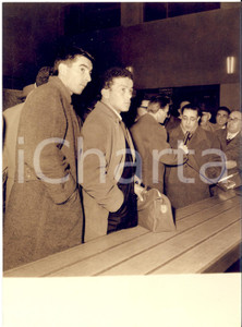 1958 MILANO CALCIO Rientro della NAZIONALE da Belfast - VINCENZI e MONTUORI *Foto