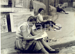 Juillet 1957 PARIS MONTMARTRE Touristes font de la peinture en Place du Tertre
